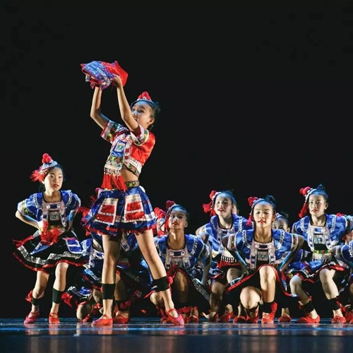 Yaoshan Caiyun Performance, обслуживая детские этнические танцы меньшинства и одежду Yao Miao Miao Nationality, девятый стиль лотоса