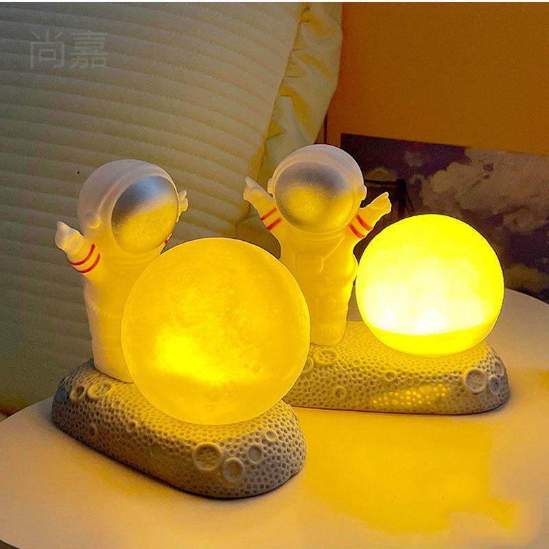 Shangjia astronaut night light moon creative lamp decoration dormitory bedside lamp bedroom send birthday gift Gao Yan