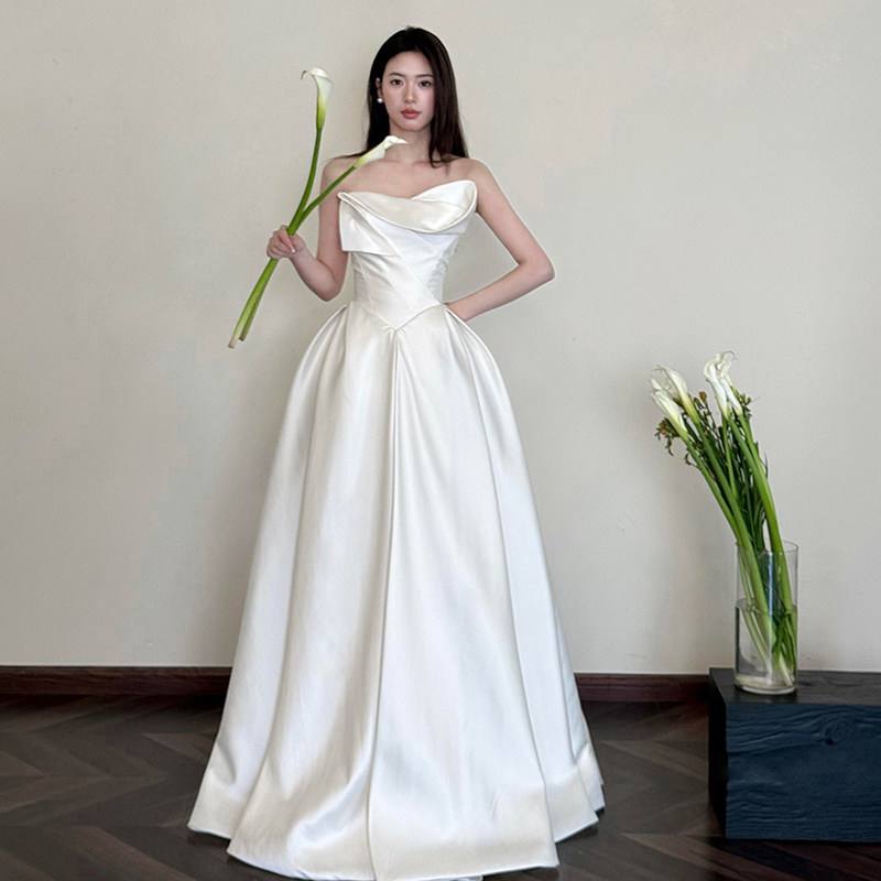 French-style bandeau wedding dress: elegant and minimalist floor-length  white satin engagement dress with a