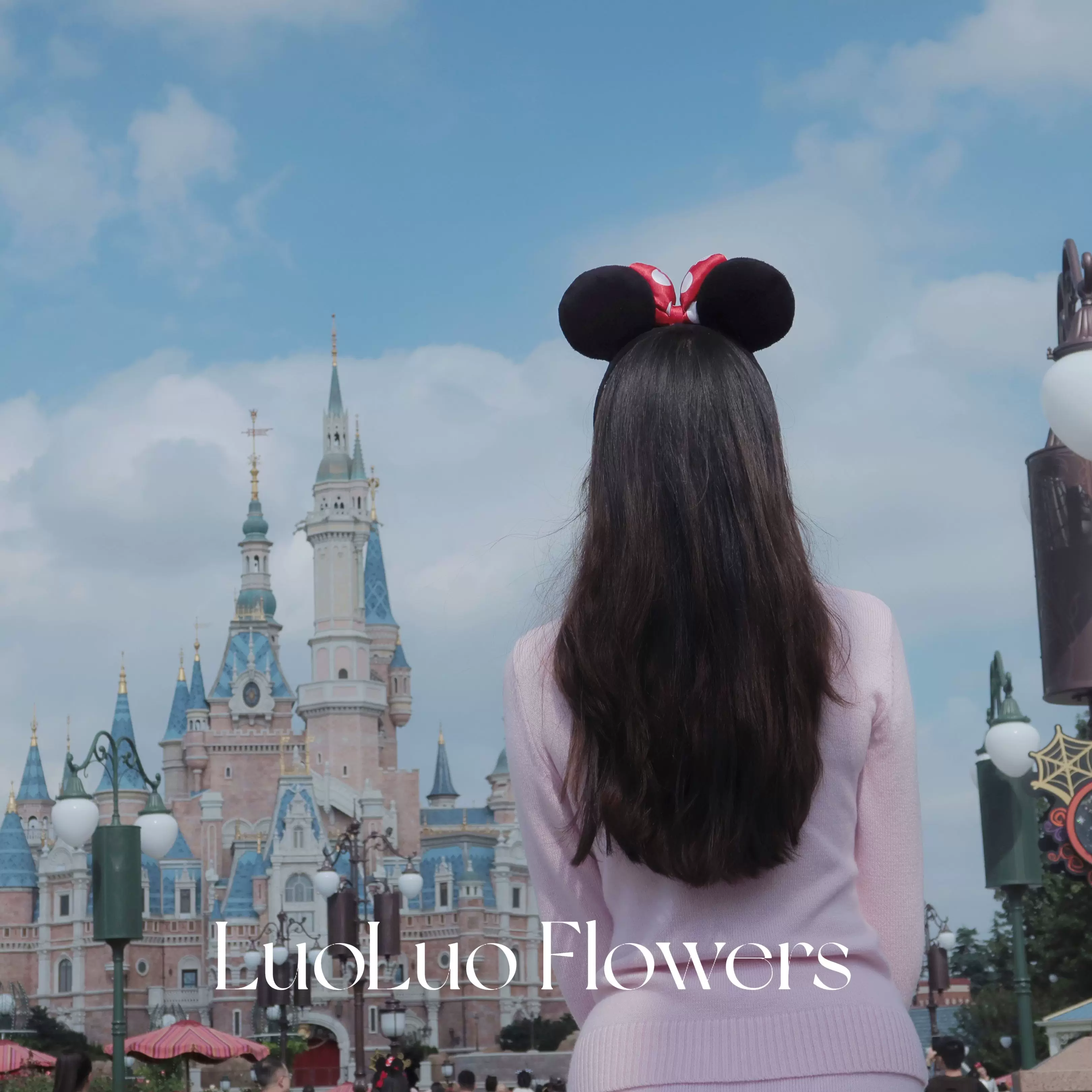 Сладкая кашемировая пудра? похоже нет. Если это «Sweet cashmere woolen powder» — дословно сложно. Предлагаю: