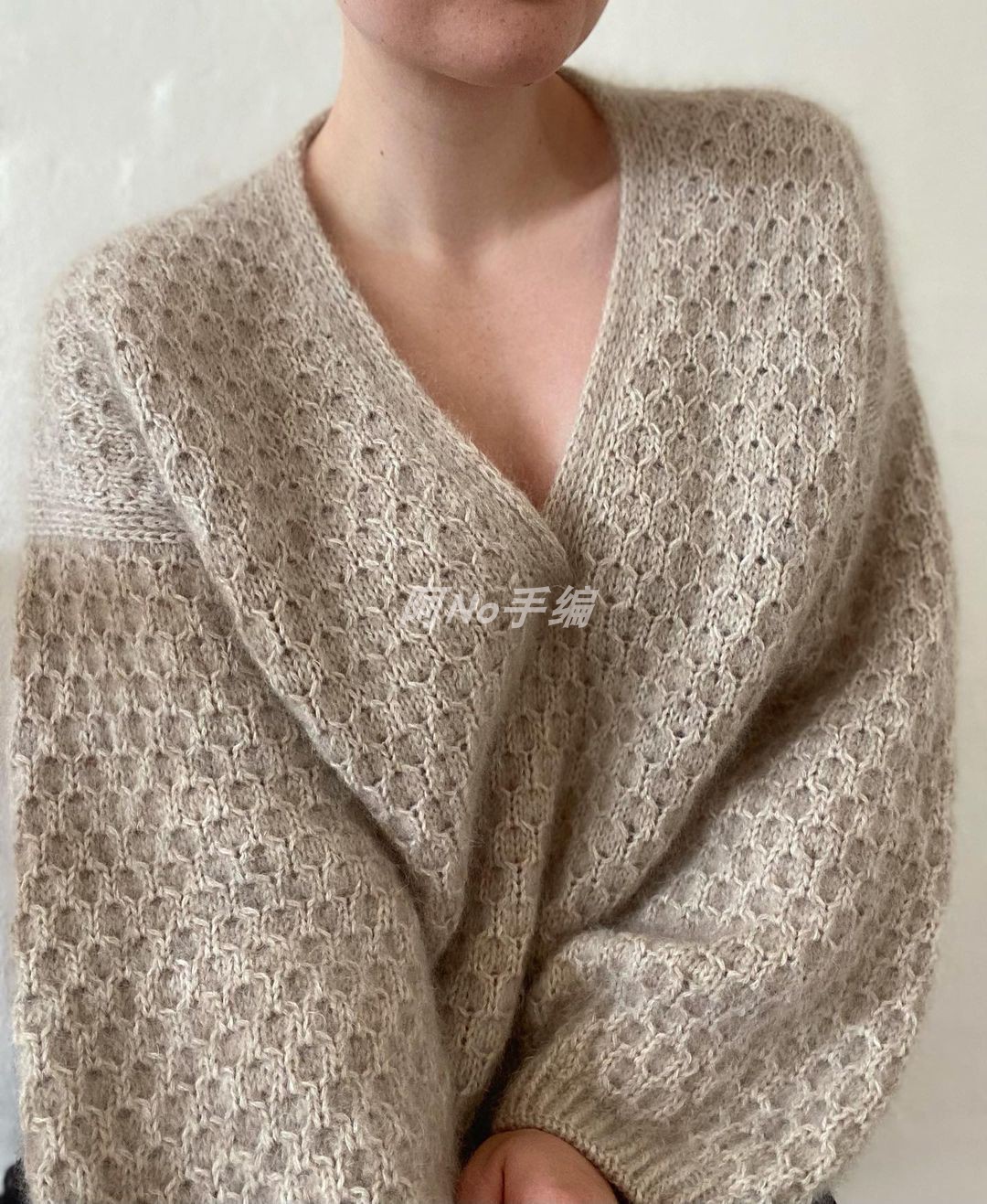 Cardi deep V pullover Honeycomb flower pattern ladies deep V pullover A No Chinese weaving diagram text description