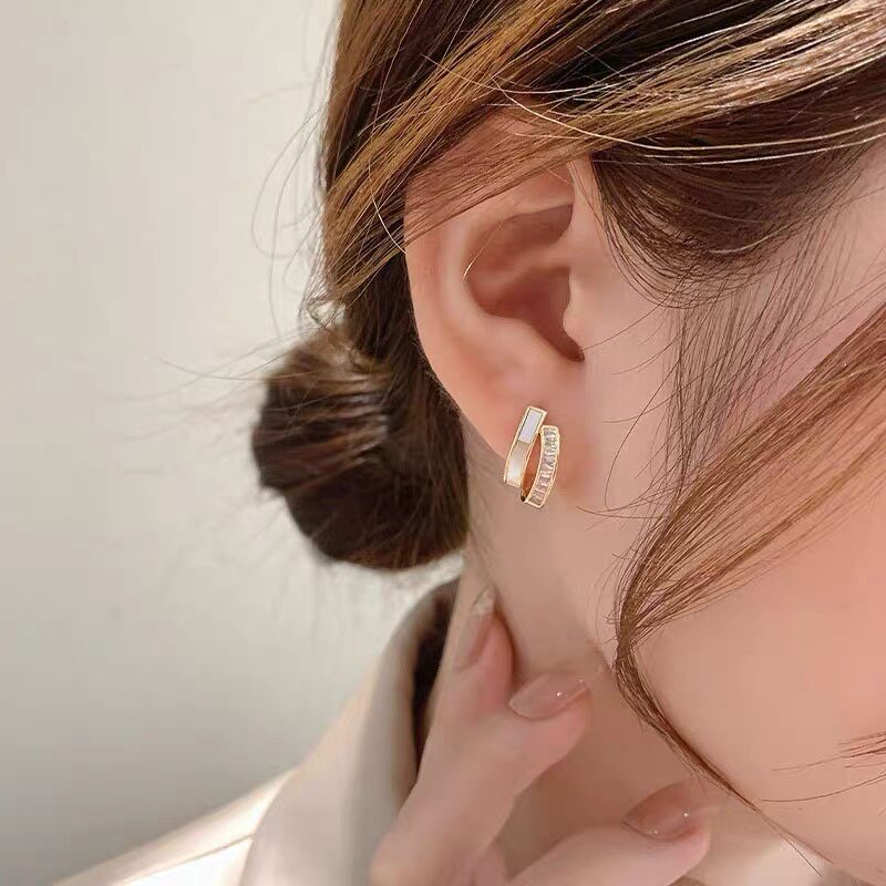 Outlet discount store withdraws the cabinet and clears the warehouse to pick up the leakage 18K gold ear needle outlet female accessories