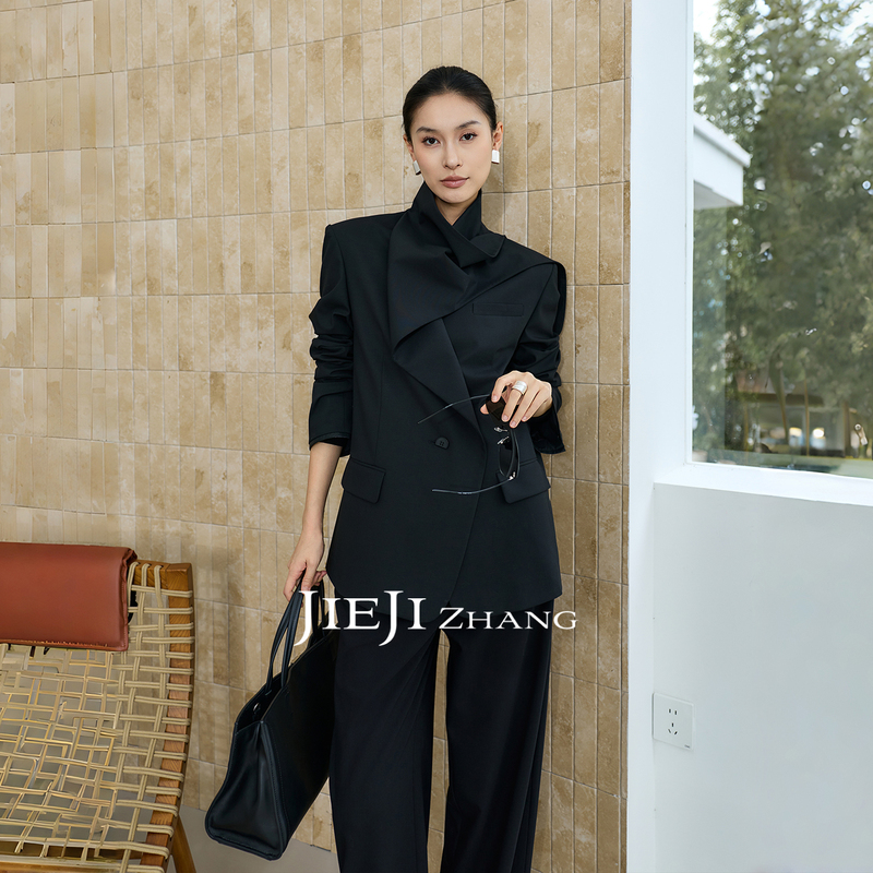 Zhang Qi Jieji Zhang【Mo Ya】Autumn Design with a Unique Neckline, Waist-Cinching Blazer, Black Jacket for Women Zhang Qi Jieji Zhang【Mo Ya】Autumn Design with a Unique Neckline, Waist-Cinching Blazer, Black Jacket for Women