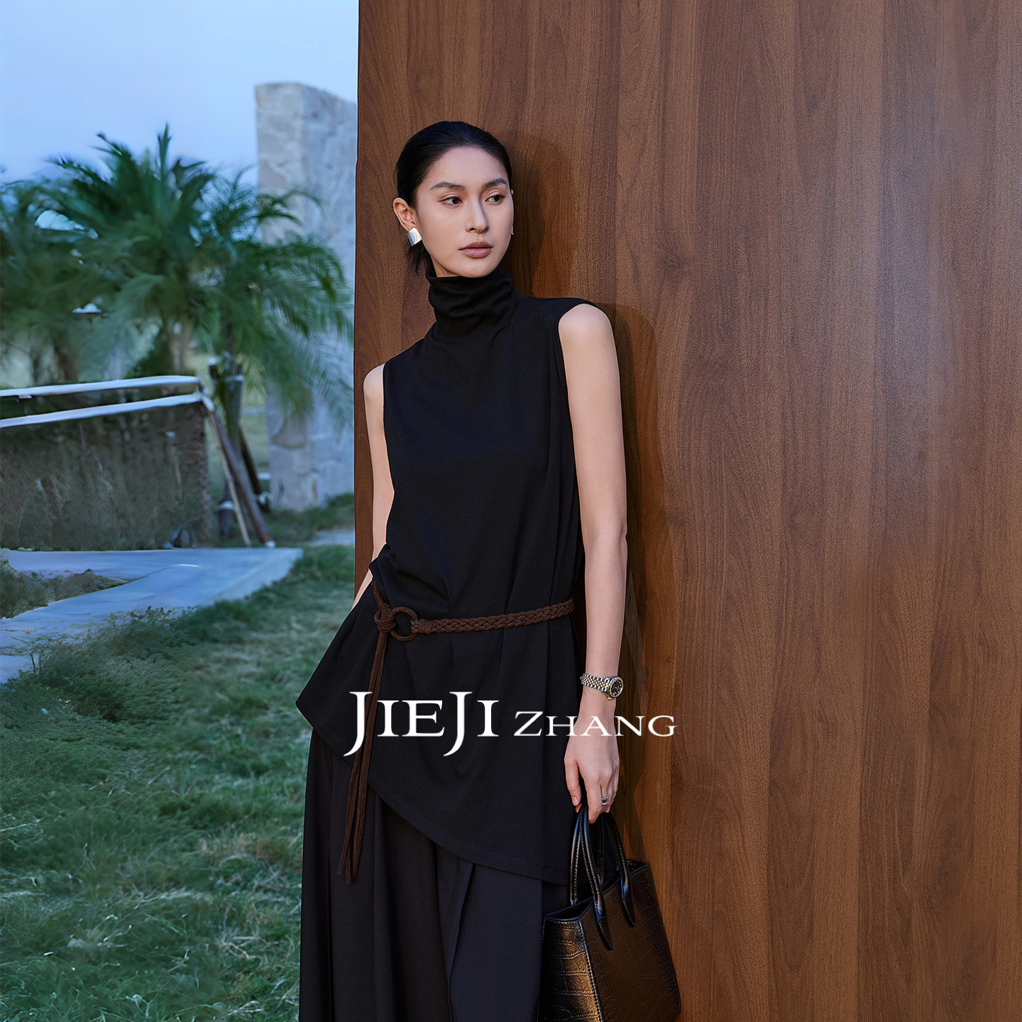 Zhang Qi (JIEJI ZAHNG) [Mandarin Cut Vest] Autumn Design Top, High Neck, Sleeveless Black Vest for Women