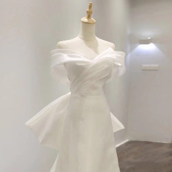 French fishtail light wedding dress retro temperament white banquet dress, small trailer travel, one shoulder satin noodle main wedding dress