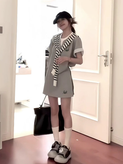 Корейский стиль, повседневный спортивный костюм для женщин, летний, свободный, стройнящий, корейская мода, комплект из двух предметов: футболка с коротким рукавом и короткая юбка