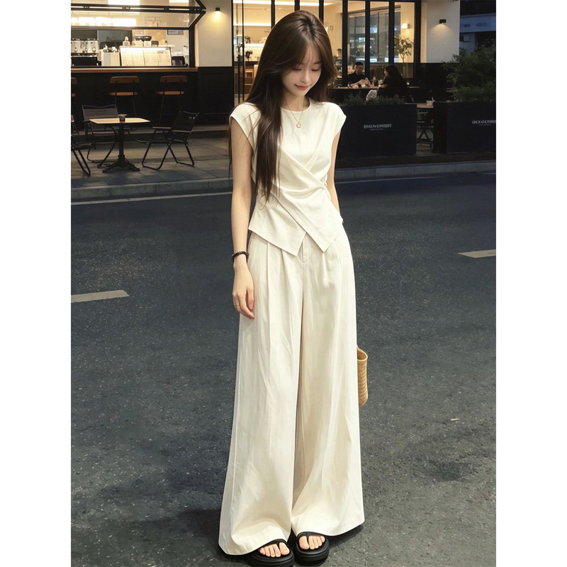 Designed Casual Suit for Women, New Summer Style, Loose and Slimming, Korean Style Fashionable Short-Sleeved Top and Long Pants, Elegant Two-Piece Set