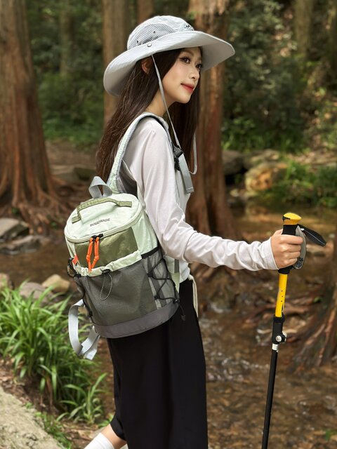 Outdoor travel backpack, large-capacity hiking and mountaineering bag, light travel storage, small school bag, leisure cycling backpack