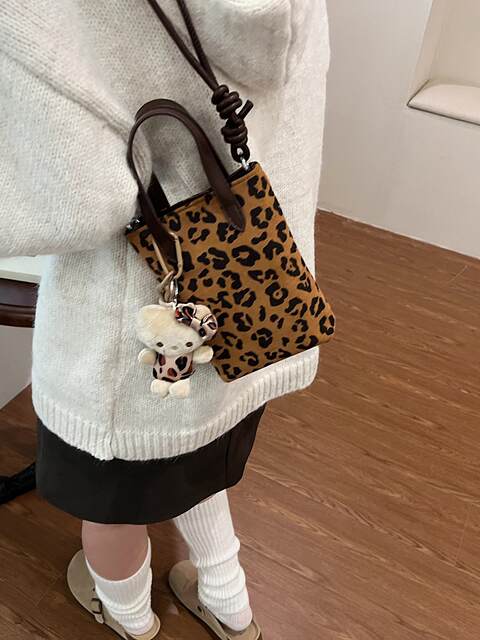 Winter Retro Niche Leopard Print Bag for Women 2026 New Versatile Handbag Suede Crossbody Phone Bag