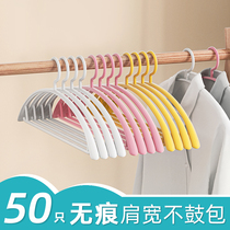 The hanger family uses the balcony to dry clothes to prevent slippery and scarless hanger