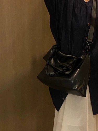 Черная вместительная и большая сумка через плечо, сумка на одно плечо, из натуральной кожи