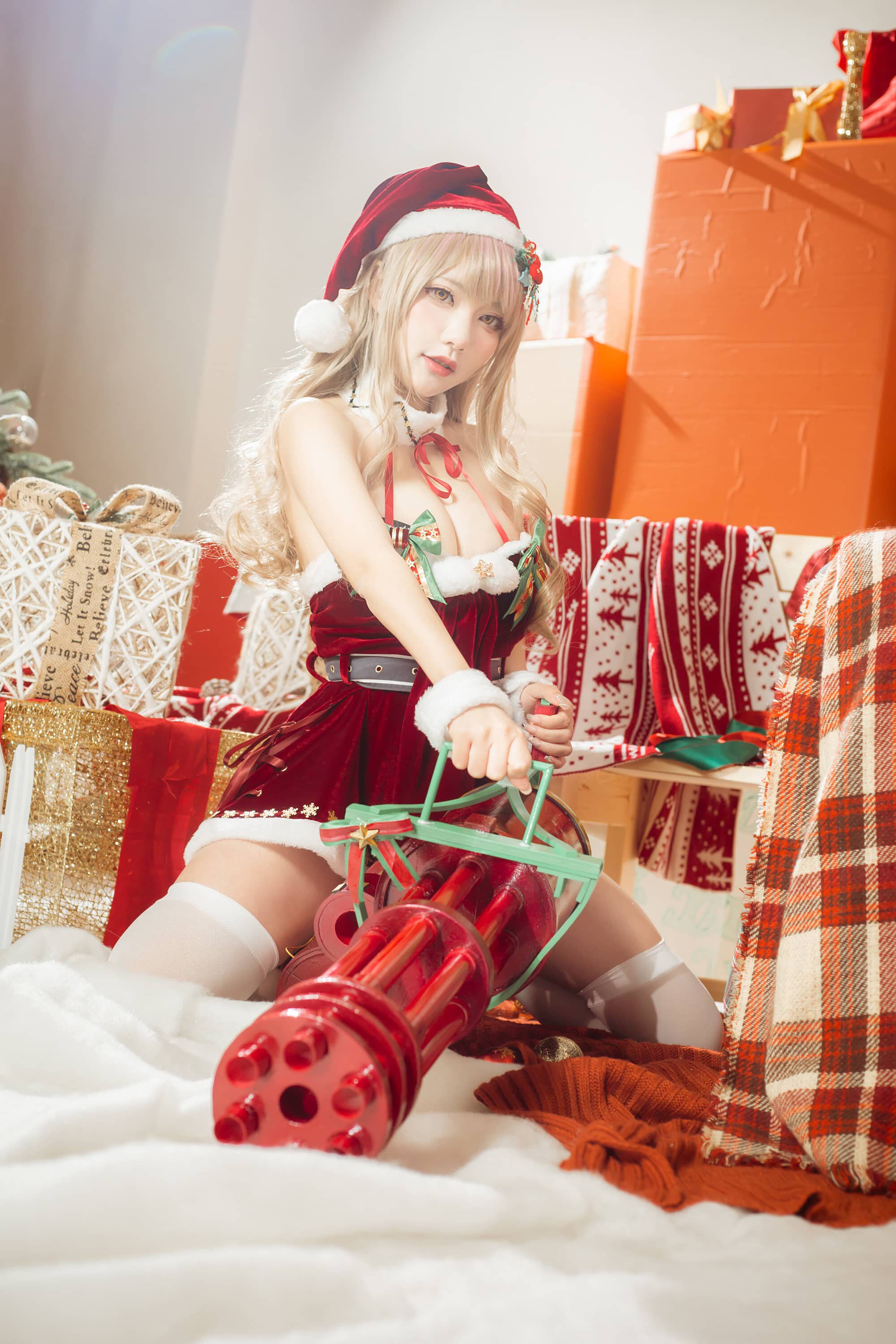 是一只熊仔吗 Nikke胜利女神 艾玛圣诞