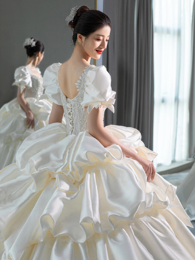 Saton wedding dress high -end trailer white Saton wedding dress high -end trailer white