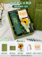 Зеленый стакан, открытка, измерение температуры, букет