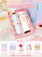 Белый стакан, зонтик, открытка, измерение температуры, букет