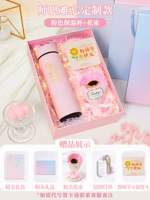 Розовый стакан, открытка, измерение температуры, букет