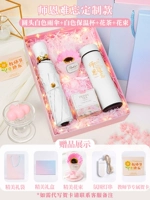 Белый стакан, зонтик, открытка, измерение температуры, букет