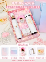 Белый стакан, зонтик, открытка, измерение температуры, букет