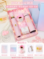 Розовый стакан, зонтик, открытка, измерение температуры, букет