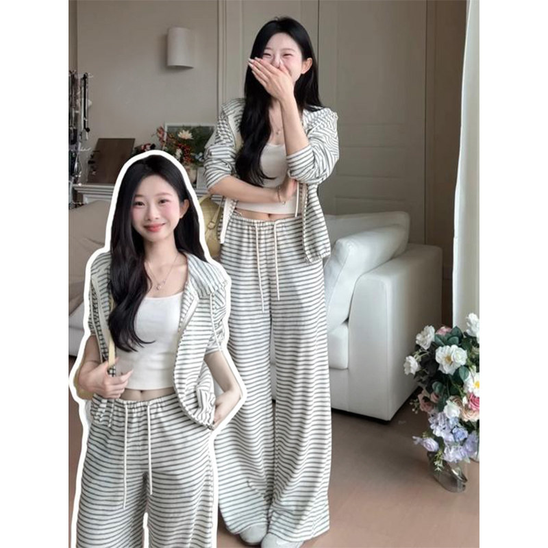 Korean-style relaxed striped hooded sweatshirt and pants set for women, perfect for petite women in early autumn, a sporty and casual two-piece outfit.