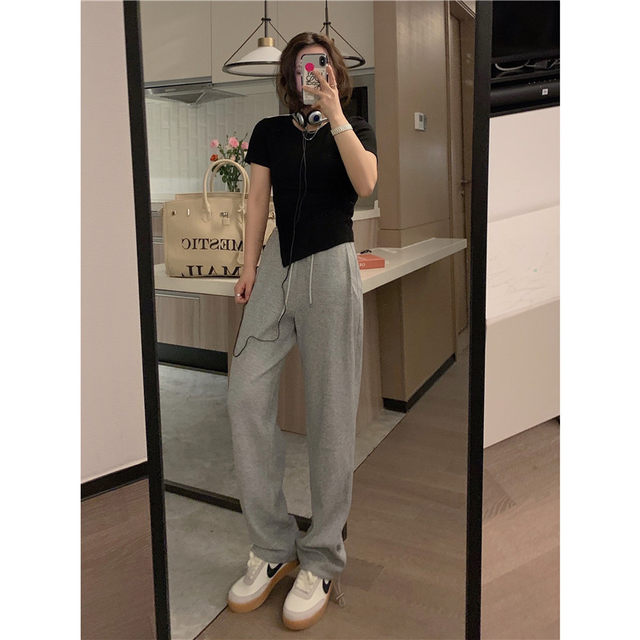 Design sense niche irregular short-sleeved t-shirt early spring bottoming shirt 2022 new short top women's summer dress