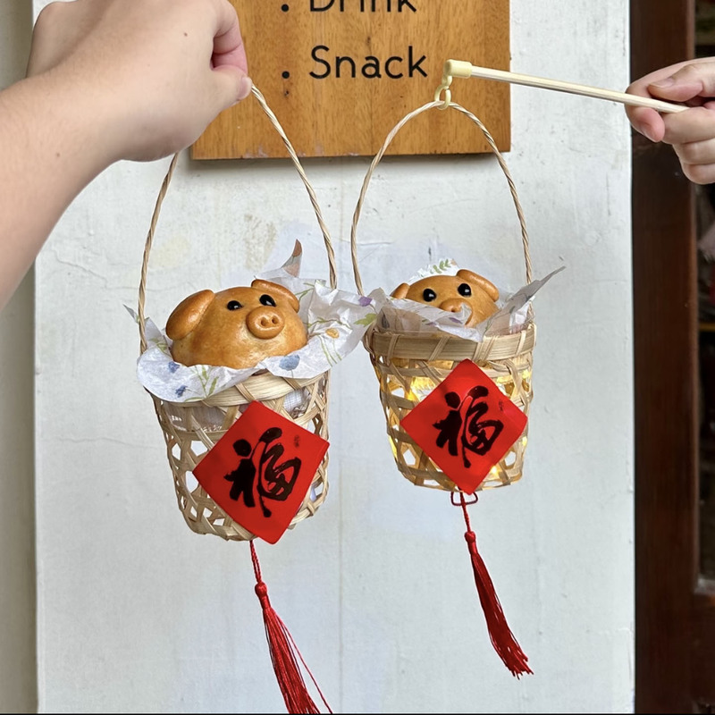 Specialized Bamboo Cage Mooncake Packaging, Traditional Classic Bamboo Weaving Products for Mid-Autumn Festival, Bamboo Cage Piglet Cake, Small Bamboo Basket with Handle