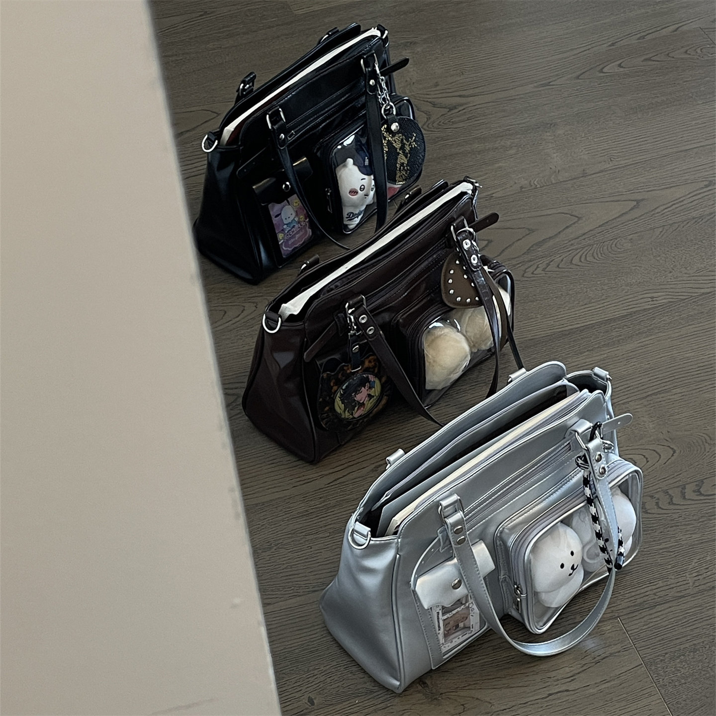 銭一博痛バッグ｜スパイシーなバイクスタイル 10cm ドール痛バッグ アニメ、コンサート、アイドル追いかけに最適 隠し収納とスタンド付き