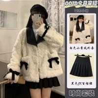 Белая куртка, черная мини-юбка, комплект