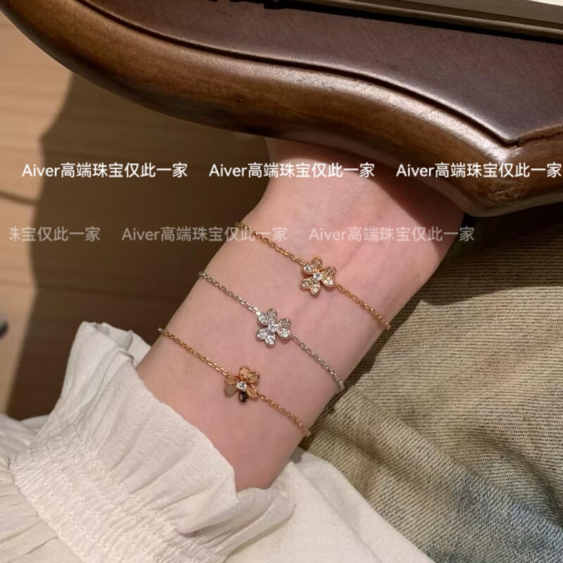 Clover Bracelet with Full Diamond Inlay, 18K Plated Lucky Clover Rose Gold, Light Luxury Niche Design, High-End Floral Bracelet for Women Clover Bracelet with Full Diamond Inlay, 18K Plated Lucky Clover Rose Gold, Light Luxury Niche Design, High-End Floral Bracelet for Women