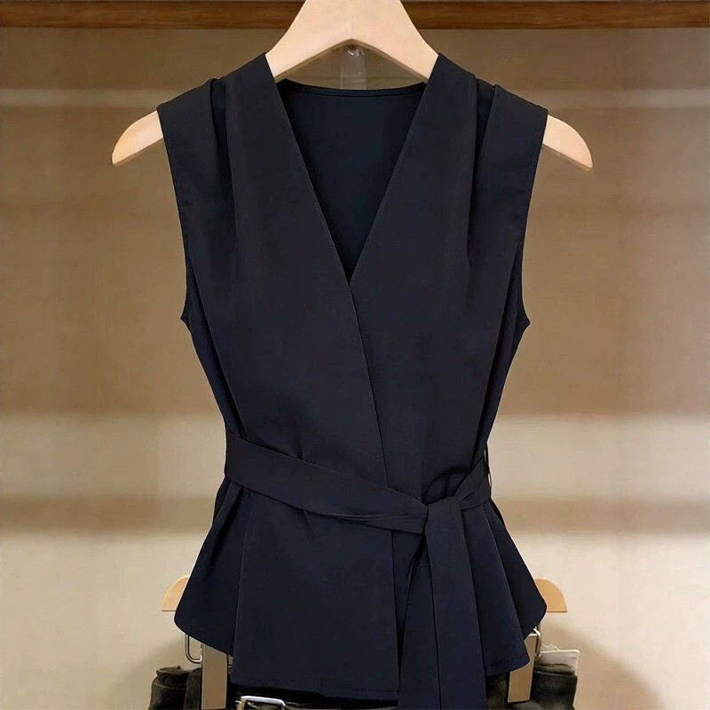 Chao Is a Stunning Designer Top! a High-End Black V-Neck Cross-Back Tank Top for Women in Summer, with a Waist-Cinching Design That Makes You Look Slimmer and More Elegant