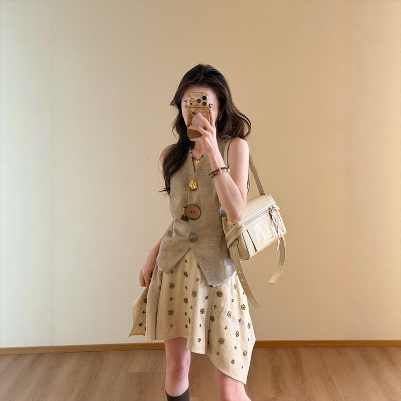 2026 Super Trendy Outfit: a Complete Set of Plus-Size Fat-Friendly Old Money Style Sleeveless Vest and Asymmetrical Skirt Suit