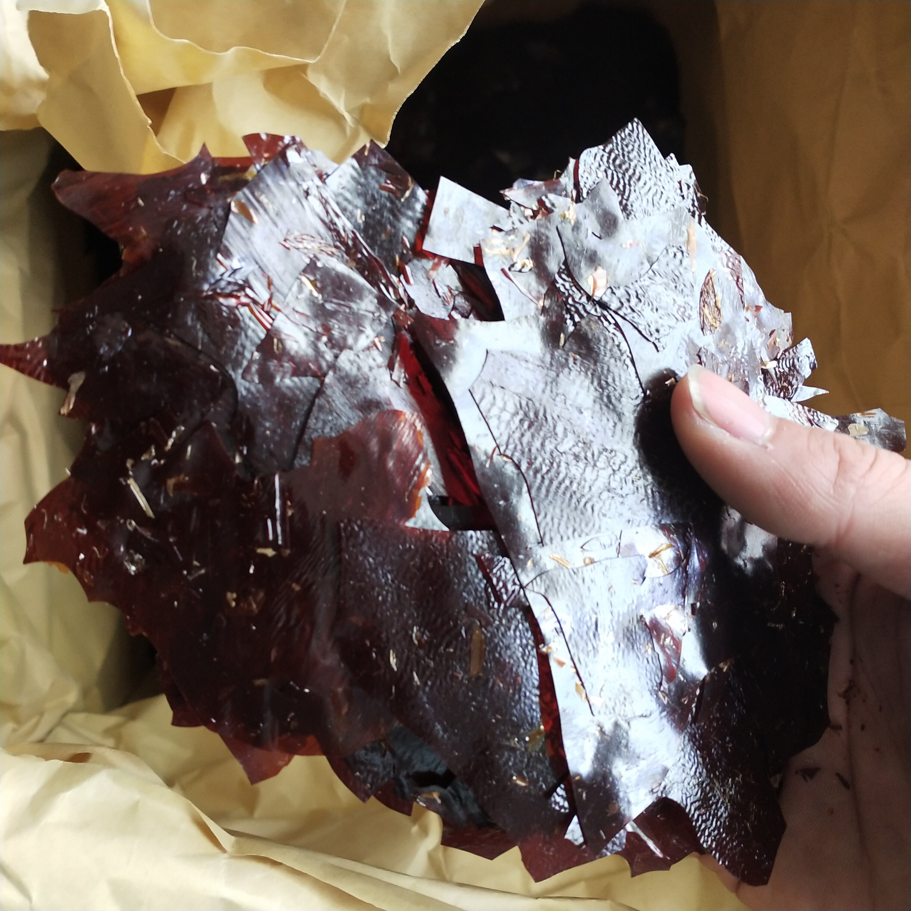 虫胶片修复家具的秘密武器：大树牌云南特二级紫胶漆片，家居焕新神器！