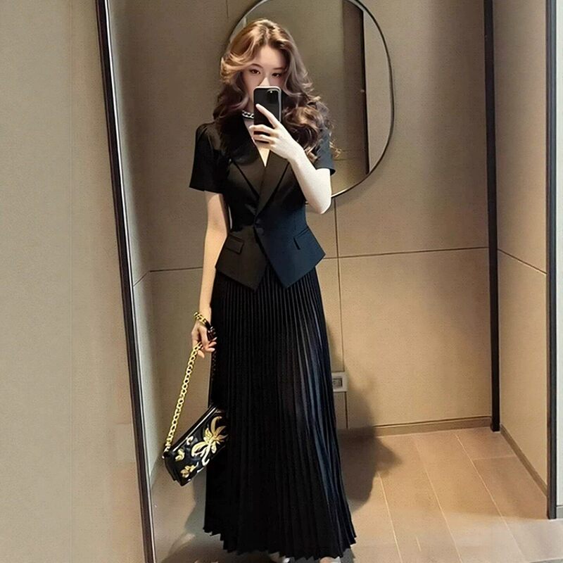 Summer Outfit: a Complete Set of Plus-Size Short-Sleeved Blazer and Pleated Skirt, Fashionable Commuter Style Suit for Women Summer Outfit: a Complete Set of Plus-Size Short-Sleeved Blazer and Pleated Skirt, Fashionable Commuter Style Suit for Women