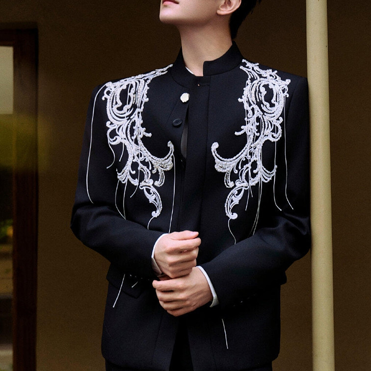 Yang yang's new chinoiserie black suit with the same stand-up