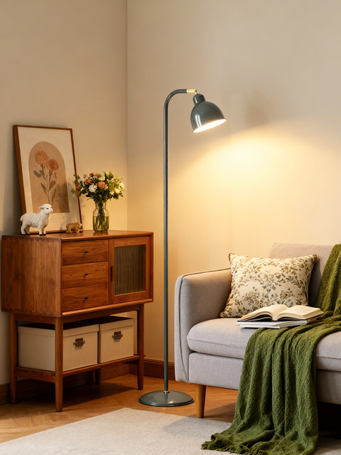 American Retro Floor Lamp Next to the Sofa in the Living Room, Decorative Bedroom Bedside Creative Eye-Protecting High-End Study Reading Lamp