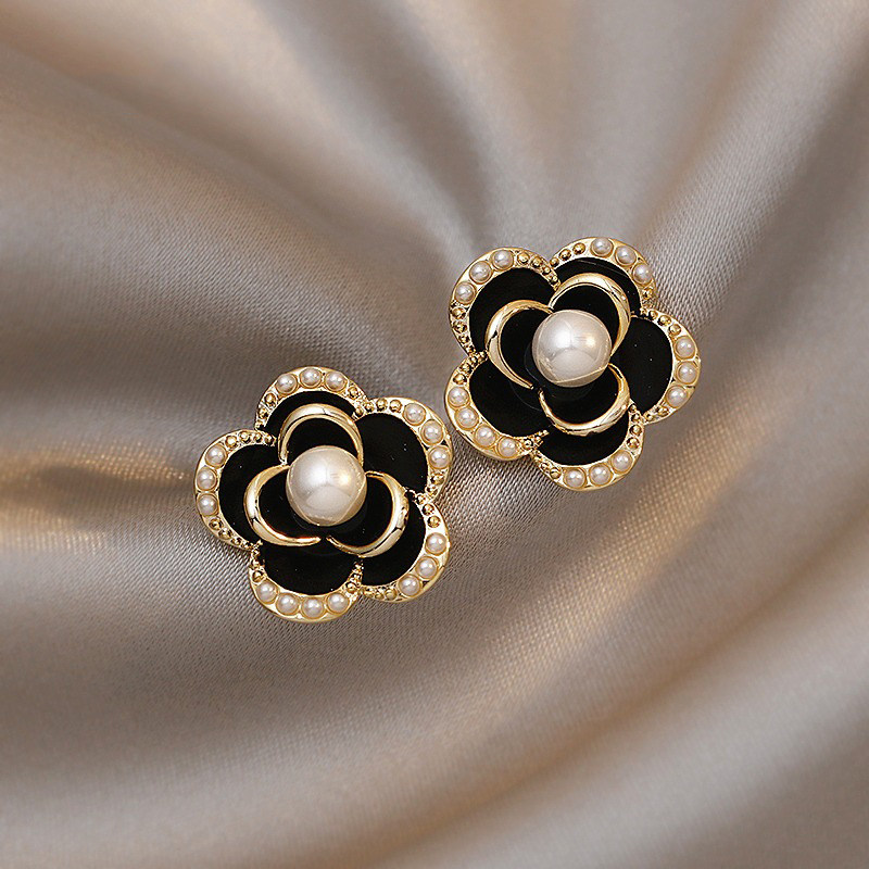 Outlets discount store 18K gold ear pin female temperament black camellia pearl earrings light luxury high-end earrings