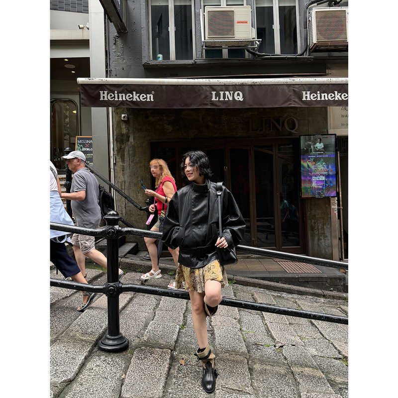 Seyora [London Avenue] Retro Stand-Up Collar Black Biker Jacket with Silhouette, Lace-Up Waist, Slimming Pu Leather Jacket