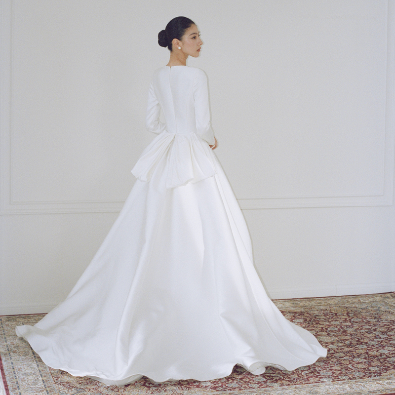 French-Style Long-Sleeved Light Wedding Dress 2026 New Bride Satin Simple Going-Out Dress Forest Style Small Train White Gown
