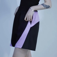 Черно -пурпурные шорты