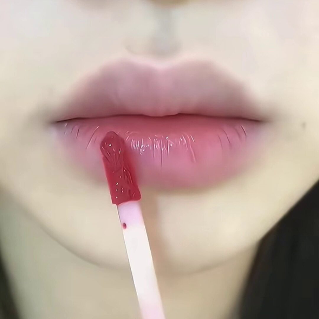 程十安力荐的空气镜面唇釉，显白不沾杯的秘密你绝对想不到！