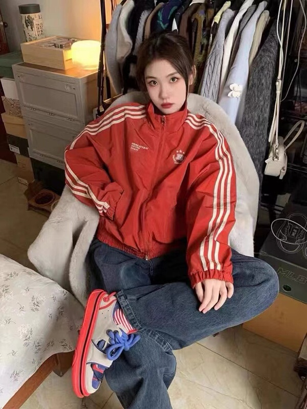 Red Three-Stripe Work Jacket for Women, Spring and Autumn Thin Style, High-End Casual Loose Design, Niche Jacket Top