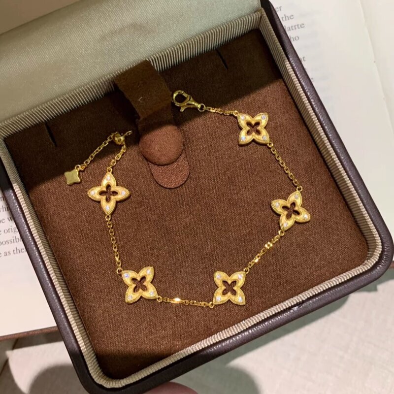 Korean Sparkling Diamond Four-Leaf Clover Bracelet, Light Luxury, Niche, Exquisite and High-End Feel, ins Korean Style, Elegant for Women, 2026 New Model