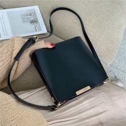 Bag female 2021 new fashion black texture messenger barrel bag is wild retro high -end sensitive shoulder bag
