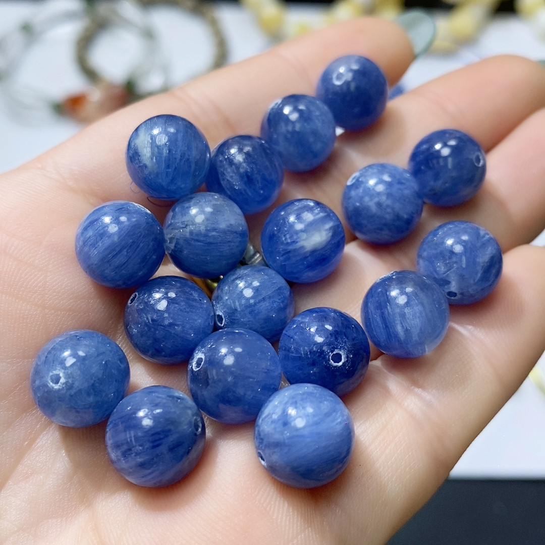 1つのビーズに約11個の天然カイヤナイトビーズが含まれています。