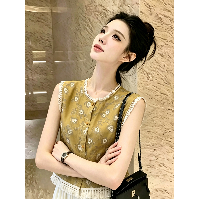 Designed with a Retro Feel, the Sleeveless Round-Neck Shirt with Lace Trim Is a Chic and Stunning Summer Top for Women with Tassel Edges Designed with a Retro Feel, the Sleeveless Round-Neck Shirt with Lace Trim Is a Chic and Stunning Summer Top for Women with Tassel Edges