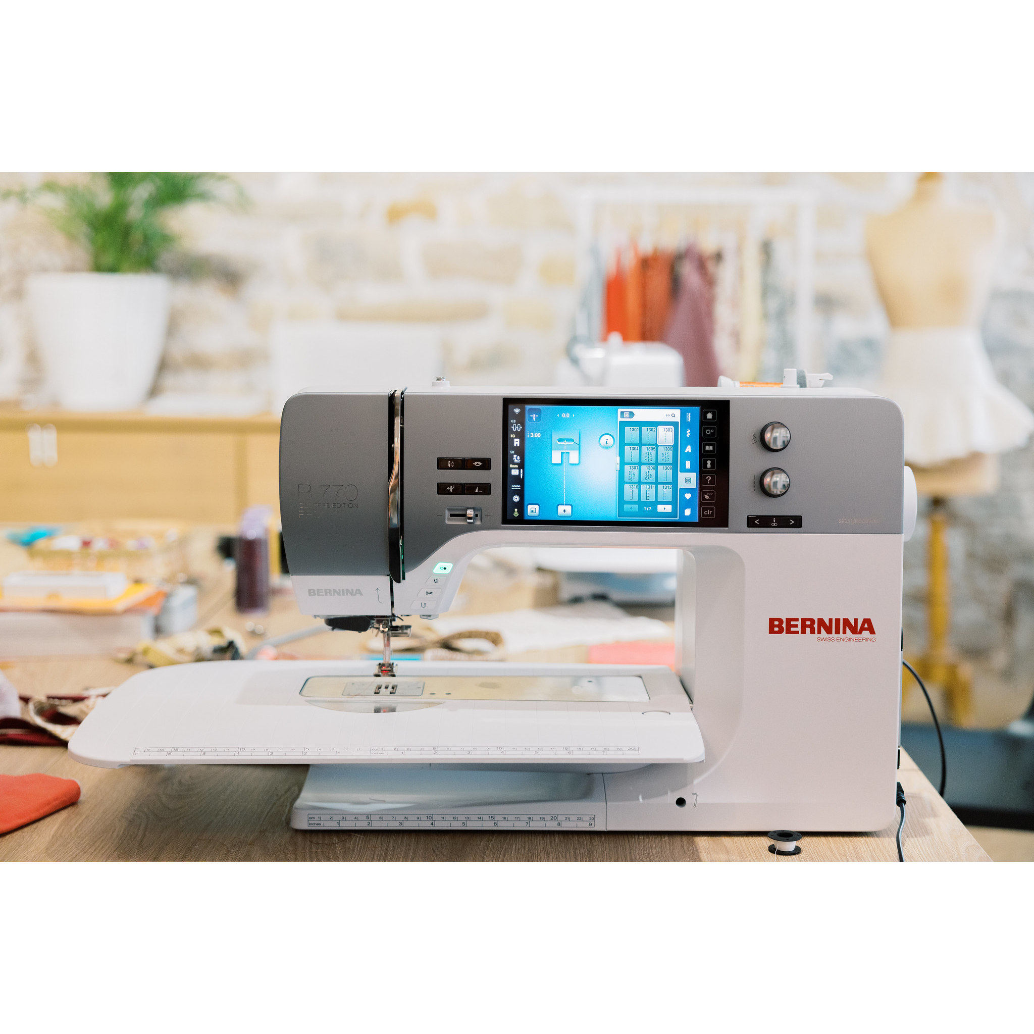 Швейная машина с вышивальным модулем BERNINA B770 QE Swiss Home Tailor
