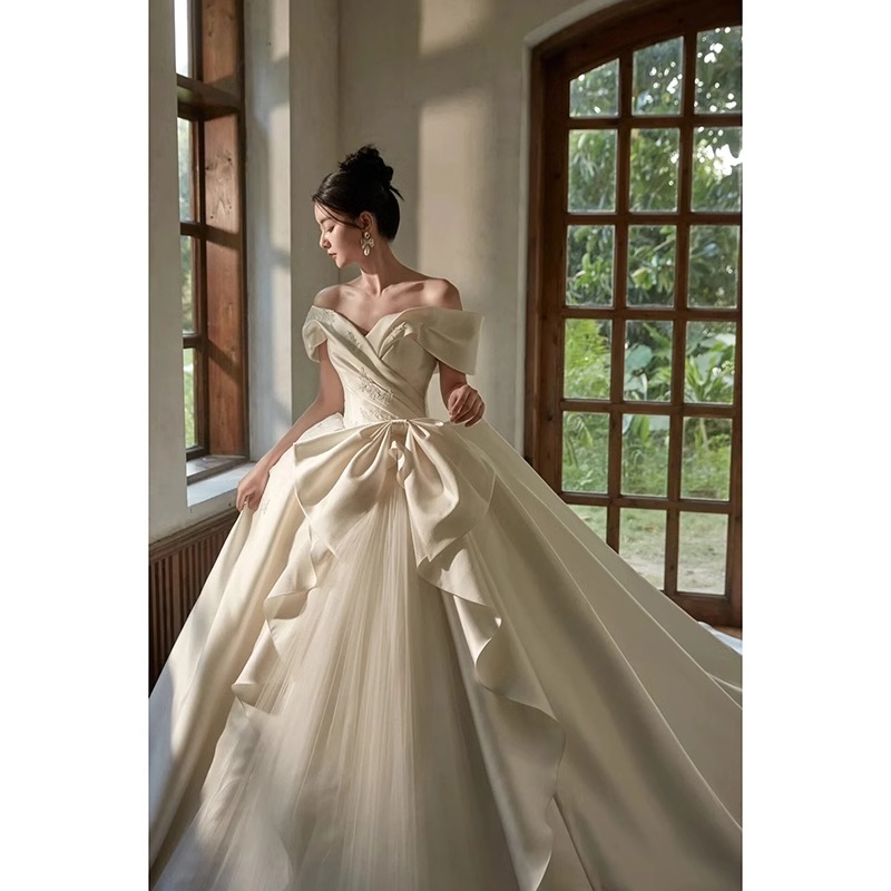 One -character satin noodle main wedding dress 2024 new high -end texture retro French bride small travel shot One -character satin noodle main wedding dress 2024 new high -end texture retro French bride small travel shot