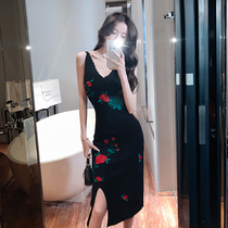 Real shot of wine lunch Hong Kong style retro womens autumn new rose embroidered black slimming knitted slit dress