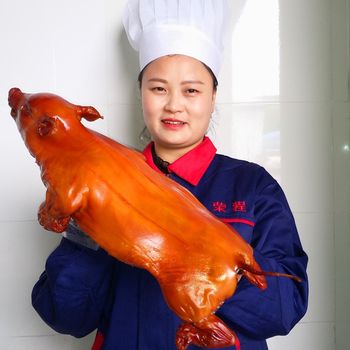 Whole Roasted Suckling Pig from Xiangla Rongcheng, a Specialty of Chongqing Rongchang, with Crispy Skin and Fresh, Freshly Roasted Semi-Finished Product 5kg Roasted Pig