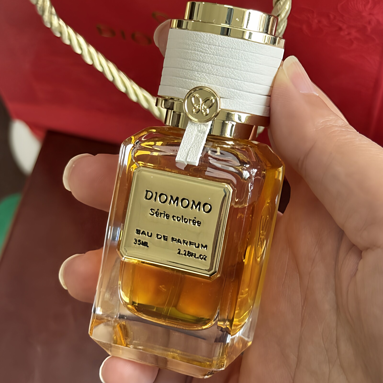 这瓶香水真的能让人“一秒穿越”？迪莫diomomo试香小样实测解析_香水_